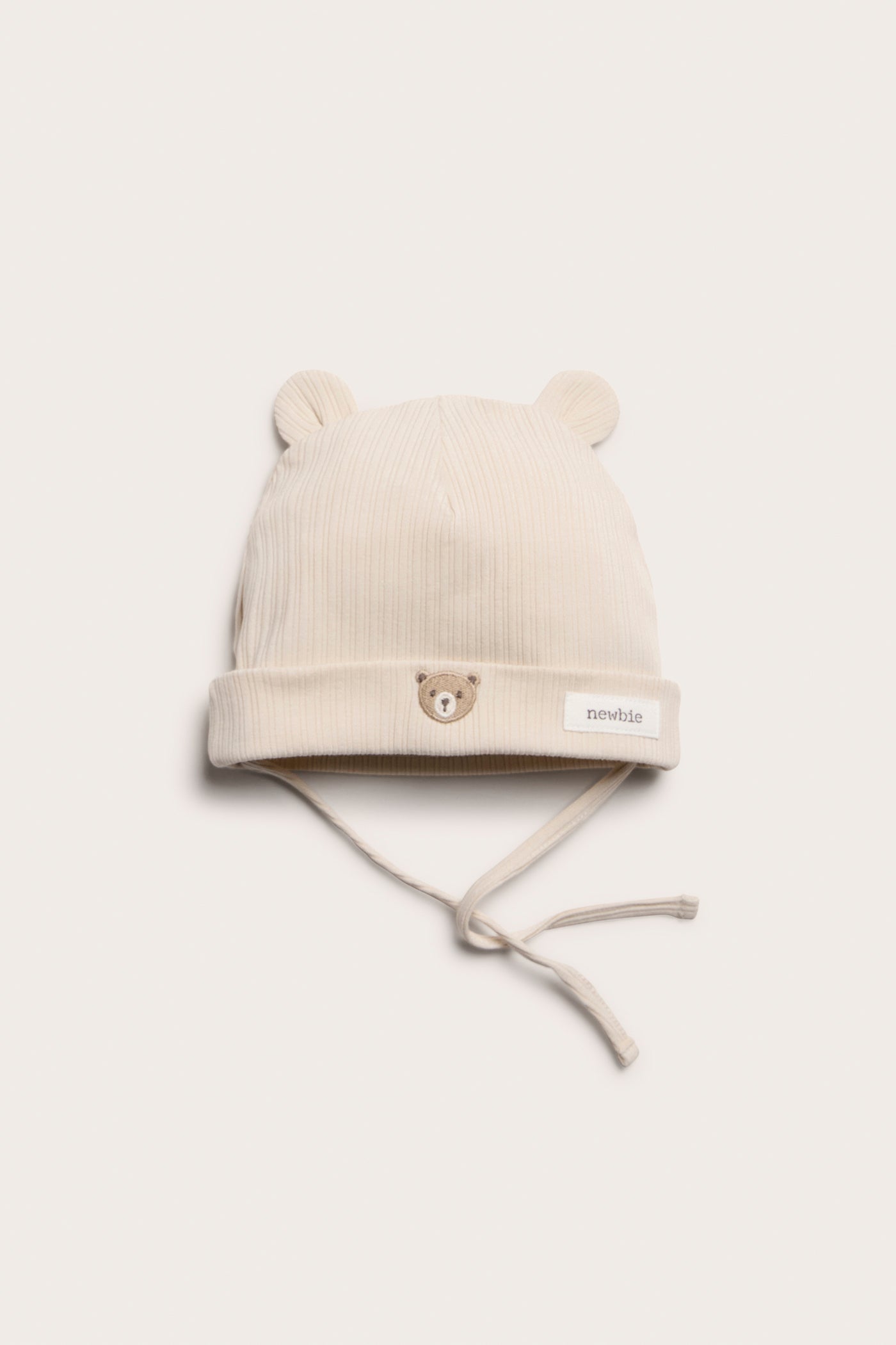 Baby beige ribbed hat with a bear
