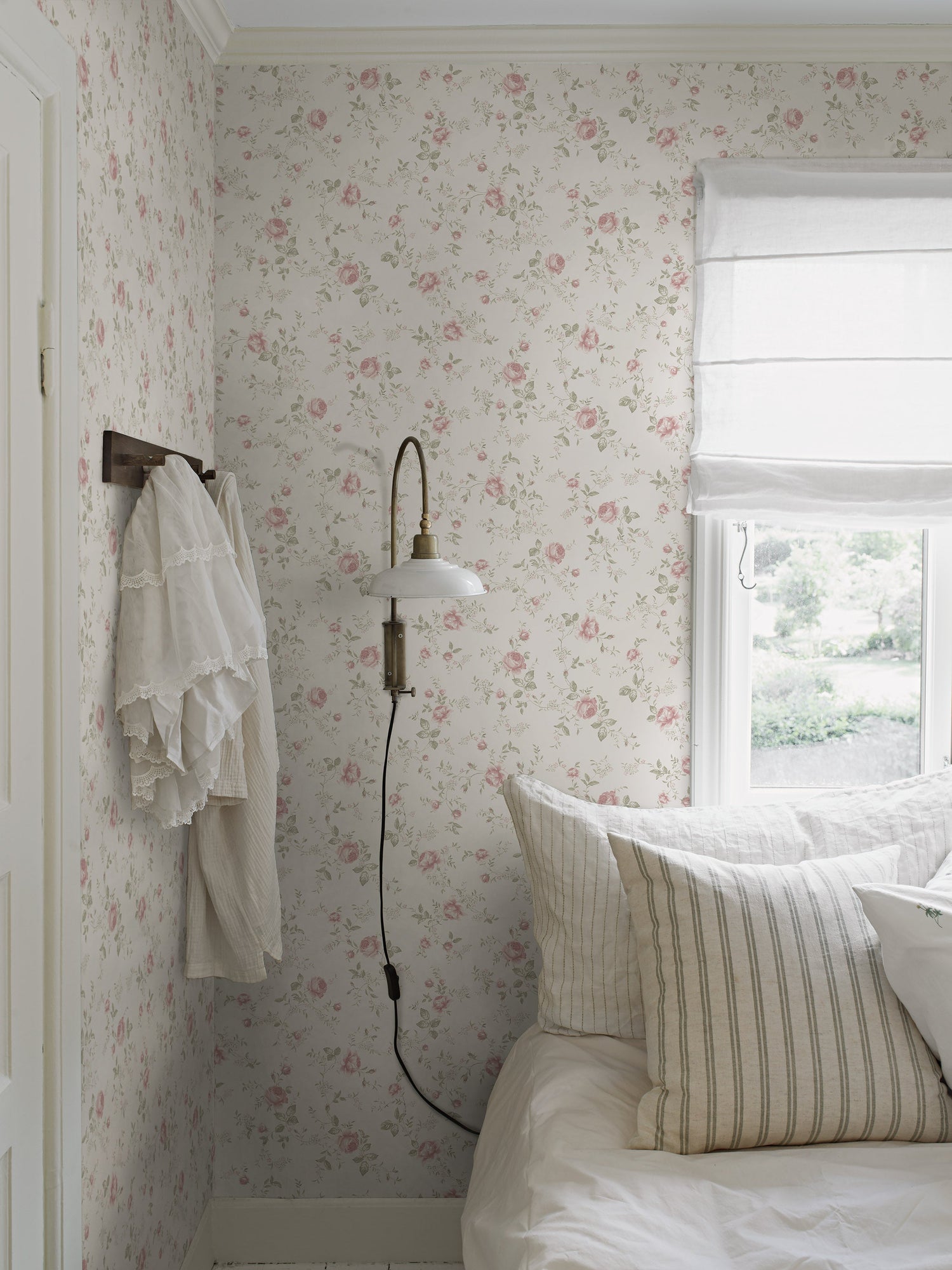 Rose Garden white wallpaper