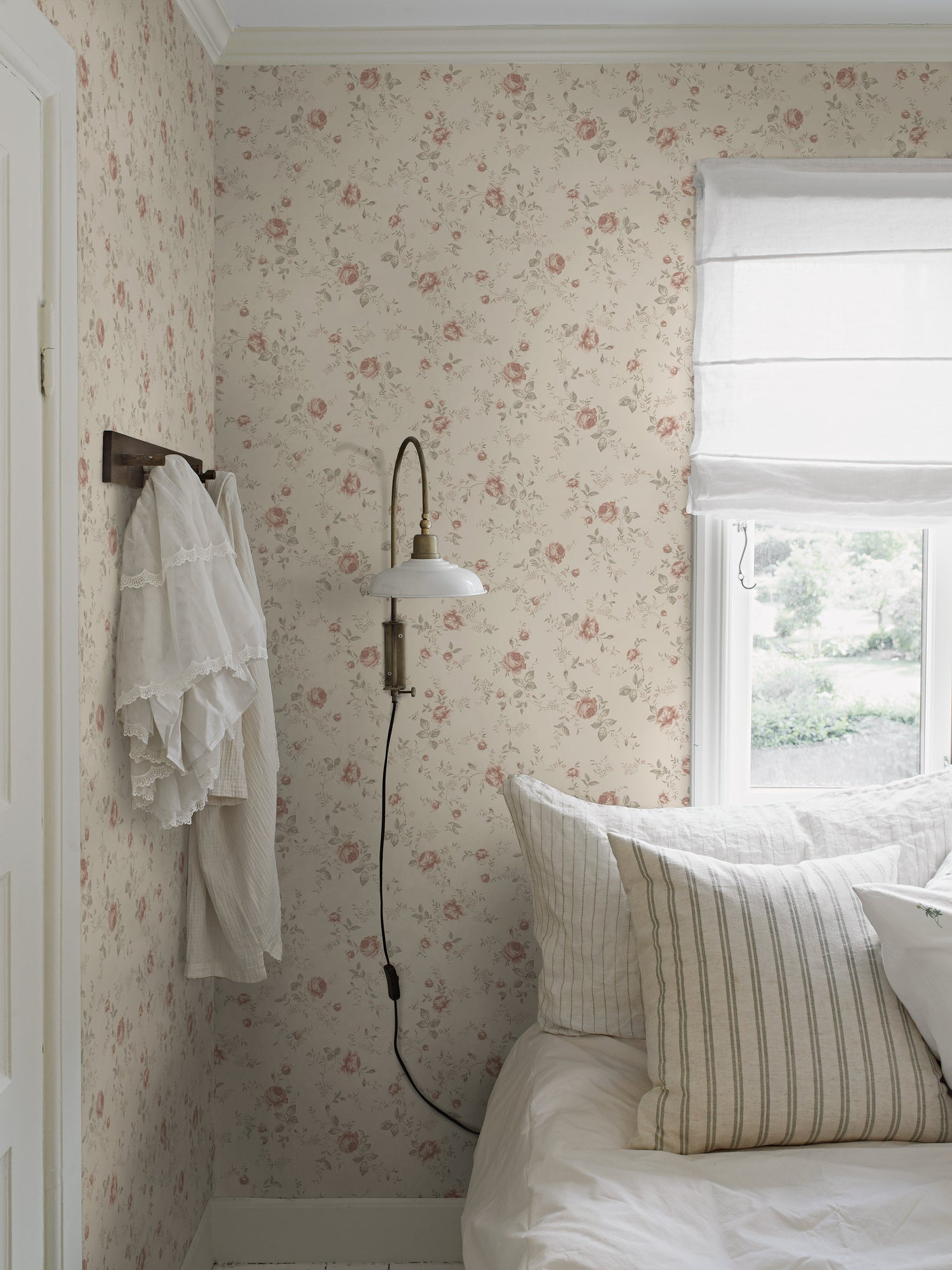 Rose Garden beige wallpaper