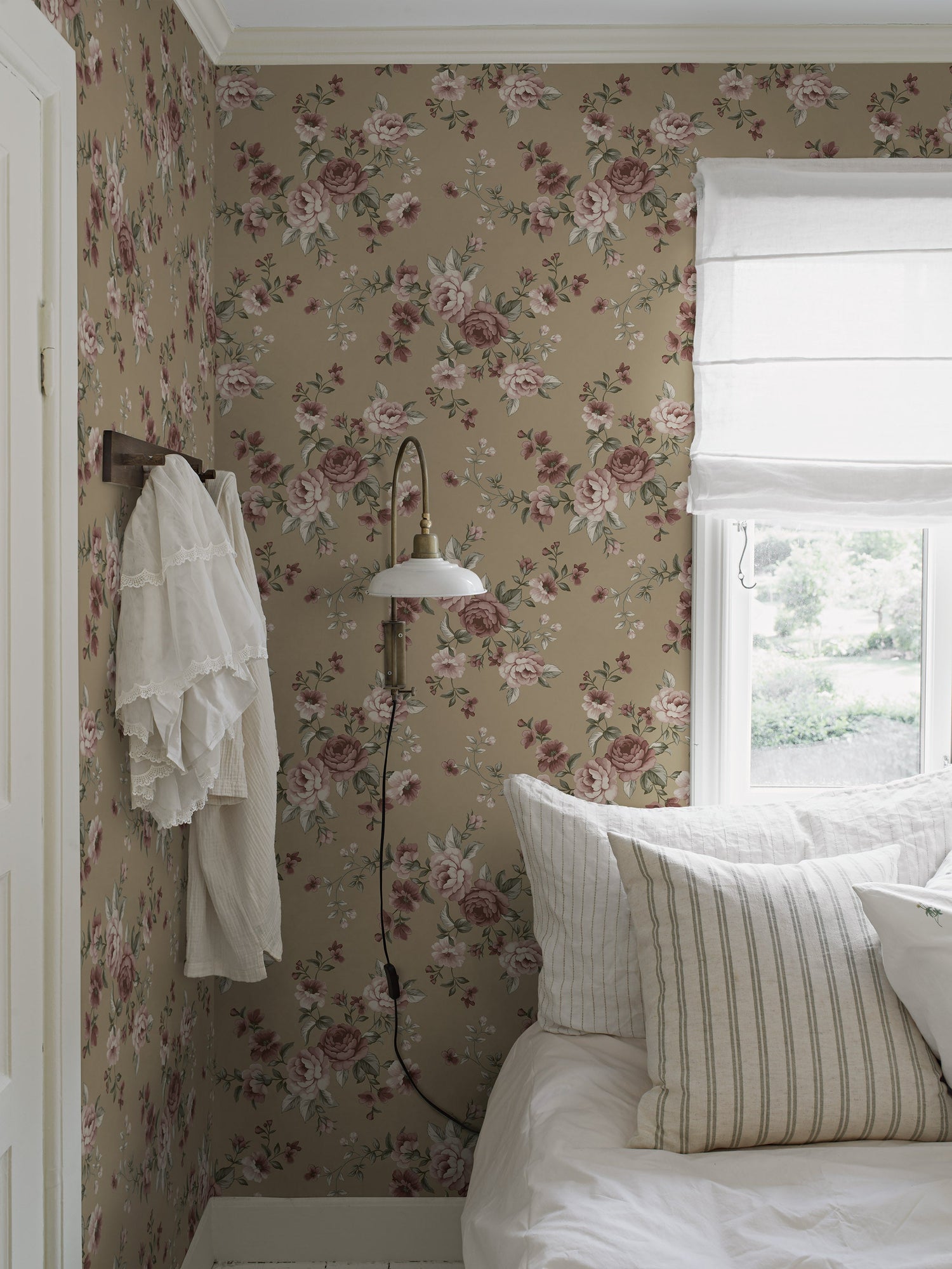 Nomi brown floral wallpaper