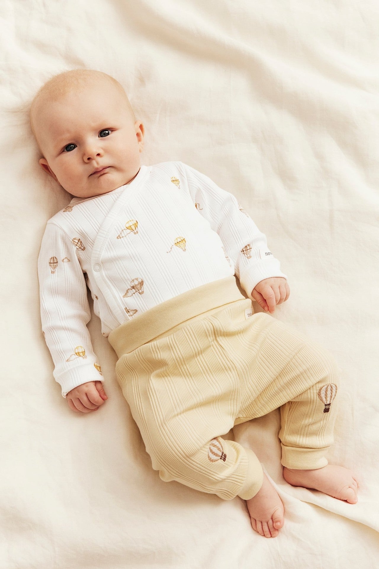 Baby bodysuit with hot air balloon motif