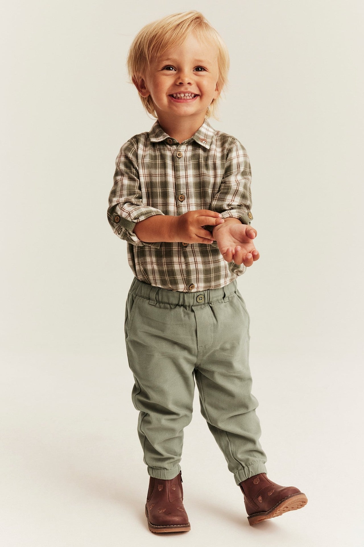 Baby green trousers with embroidery