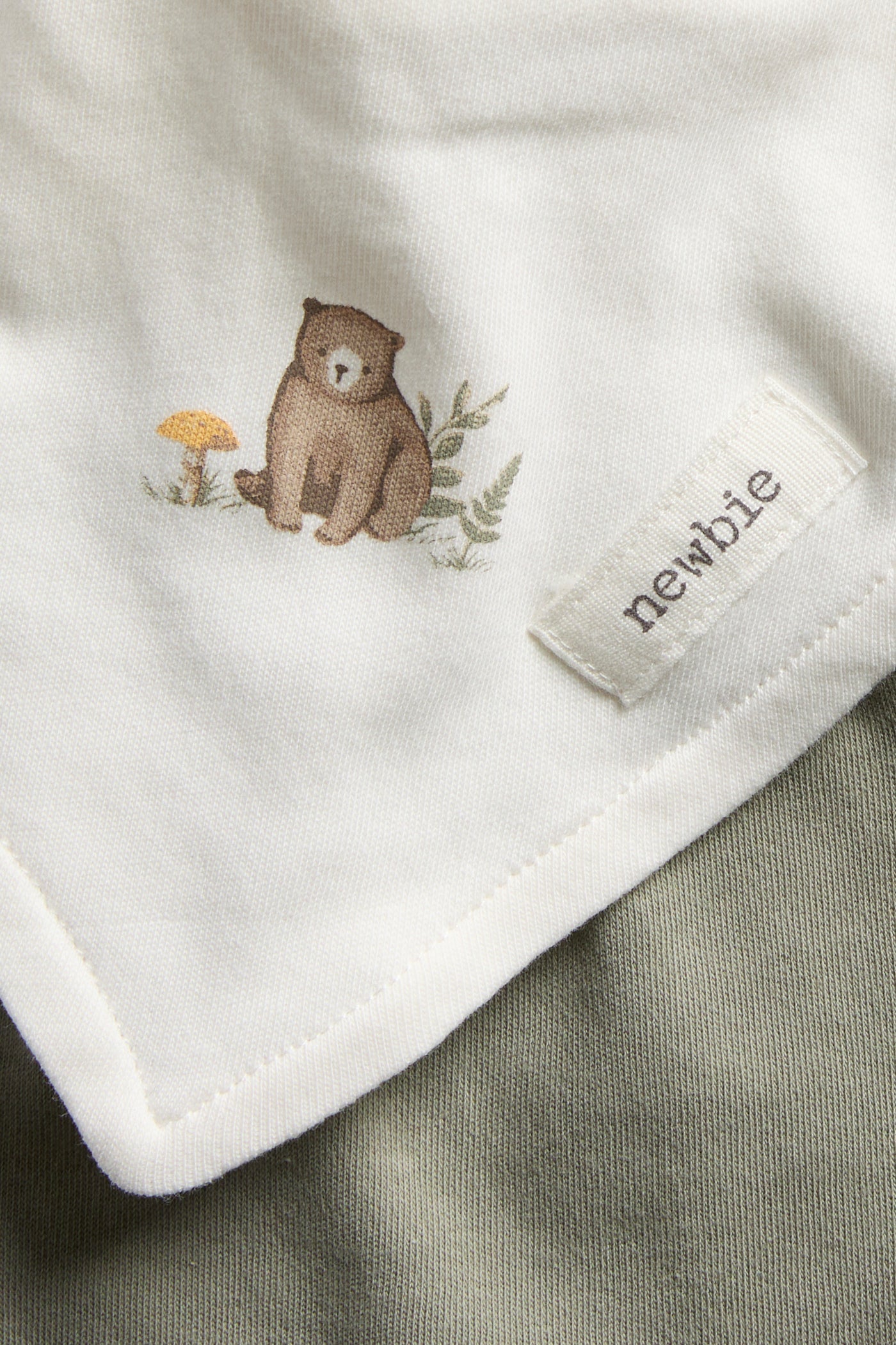 Baby bear-themed bibs (2-pack)
