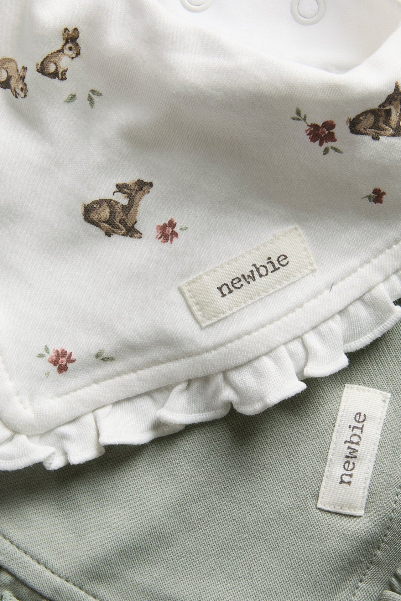 Baby bibs with frill (2-pack)